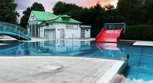 Performative Videoinstallation von Ale Bachlechner in Köln: Humorvolle Kritik an gesellschaftlichen Normen, Zeitökonomie und Lebensträumen. Produktion mit IMAI, GLASMOOG. Tickets unter qultor.de, gefördert von NRW Medienkunstfonds.