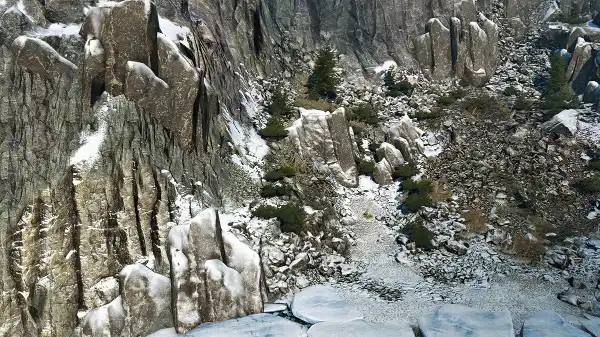 Kunstvideo in Köln bei Matjoe - Raum für Kunst: None but Devils… verschiebt den Blick von der Witcher-Heldenfigur hin zu verborgenen Schichten. Unter der Oberfläche tauchen vergessene Objekte, Werkzeuge und stille Sammlungen auf – Kunst über das Übersehen