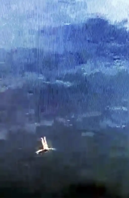 Linda Weidmann: 4-Kanal-Videoinstallation „SHE LOOKS UP TO THE SKY – WHERE NO SKY IS“ in Köln. Überwachungsbilder als ästhetische Erkenntnis, jenseits von Kontrolle, mit magischer, empathischer Perspektive. Masterthesis-Projekt.