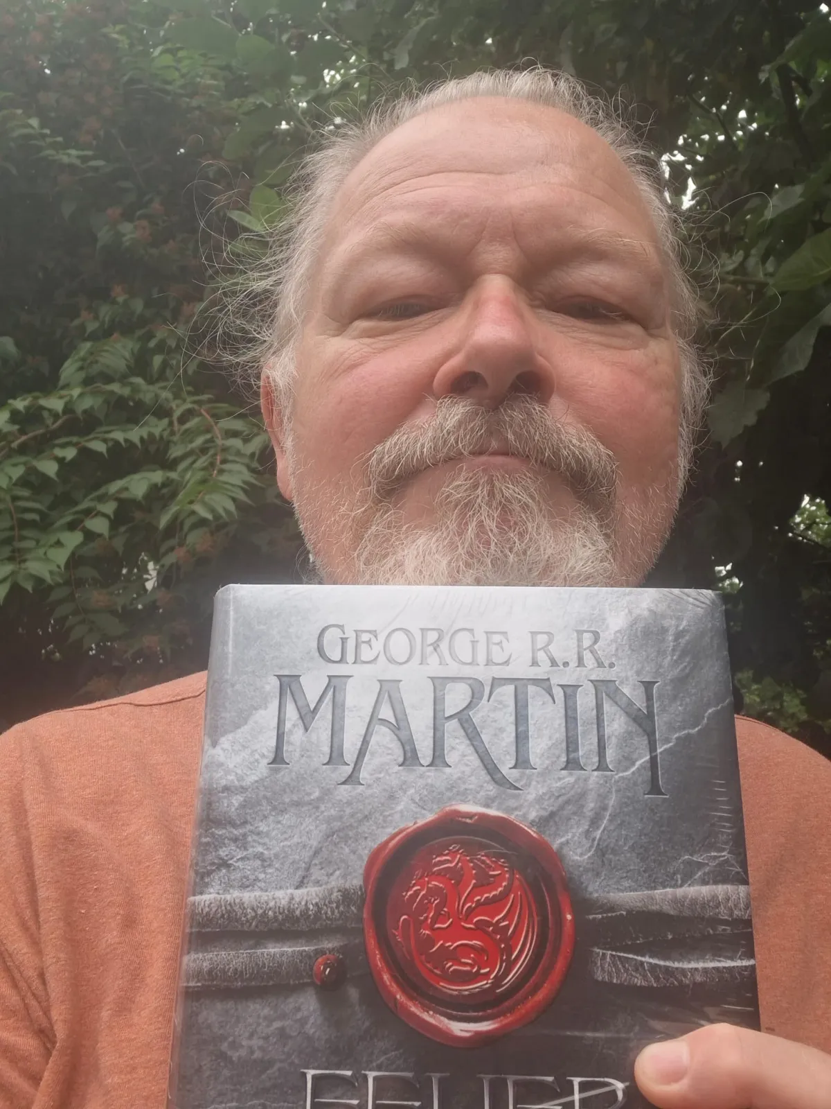 Andreas hält das neue Buch ist Bild