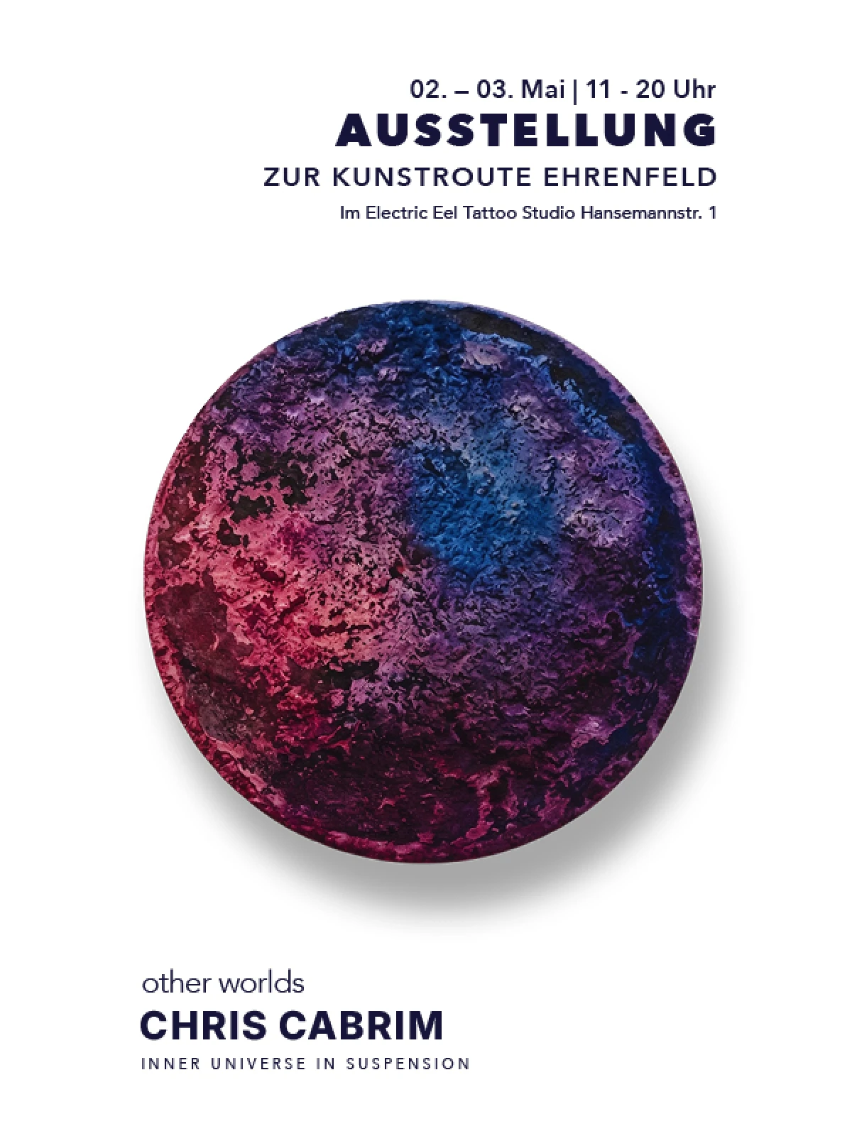 Plakat zur Kunstroute Ehrenfeld: Ausstellung 02.–03. Mai (11–20 Uhr) im Electric Eel Tattoo Studio, Hansemannstr. 1. Zentrales Motiv: runde, reliefartige abstrakte Arbeit in Blau-Violett-Magenta. Text: other worlds – Chris Cabrim – Inner Universe in Suspe