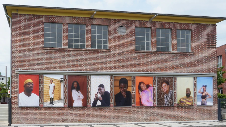 Einladung zur öffentlich zugängliche Ausstellungsfläche an der Außenfassade des Kunstraums Fuhrwerkswaage in Köln-Sürth 